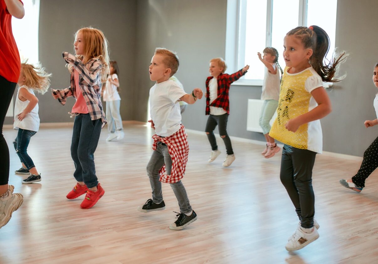 AdobeStock-dansen-op-school-diff