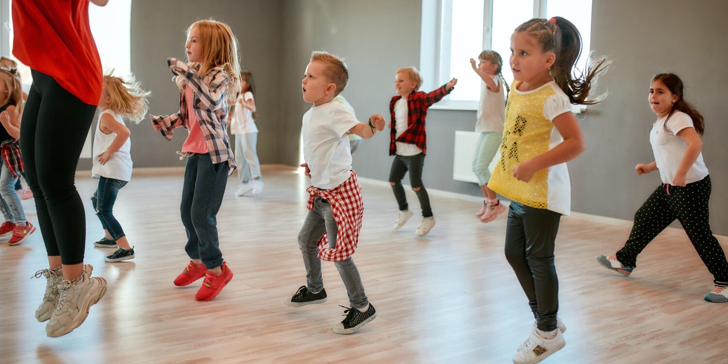 AdobeStock-dansen-op-school-diff